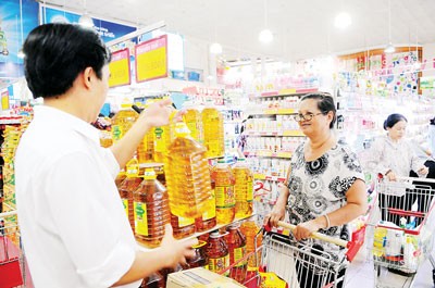 Consumers choose domestically made cooking oil at a Co.opmart Supermarket in District 1, HCMC (Photo: SGGP) Consumers choose domestically made cooking oil at a Co.opmart Supermarket in District 1, HCMC (Photo: SGGP)